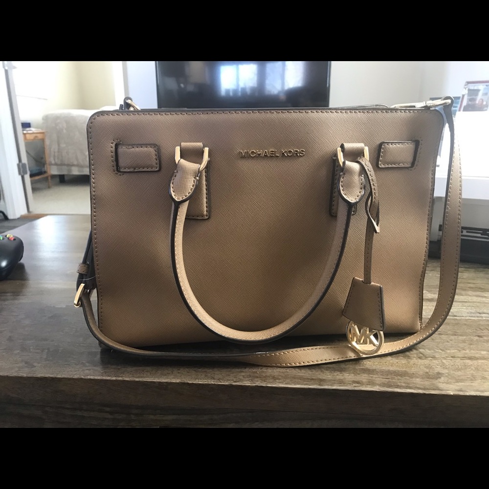 βοΈ Authentic Michael Kors Purse π - Picture 2 of 4